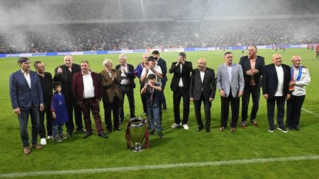 De nicăieri! Cine a apărut pe gazon lângă câștigătorii Cupei Campionilor Europeni și s-a pozat cu ei: Balint părea stânjenit!