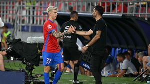 „Dormi îmbrăcat, ce faci? E joc de bărbați, nu frichi-frichi”. Gigi Becali l-a făcut una cu pământul pe Tavi Popescu