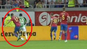 VIDEO Faza care a aruncat în aer derby-ul Steaua - CFR!** VIDEO Clujenii au cerut penalty, la 0-0! "Se vede foarte clar!" A fost?