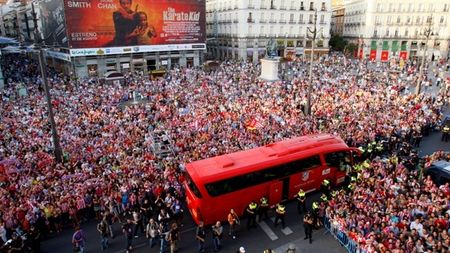 FOTO Atletico, așteptată de mii de fani la Madrid!** Șefii au uitat imediat de trofeu: "Avem nevoie urgent de banii din Ligă"