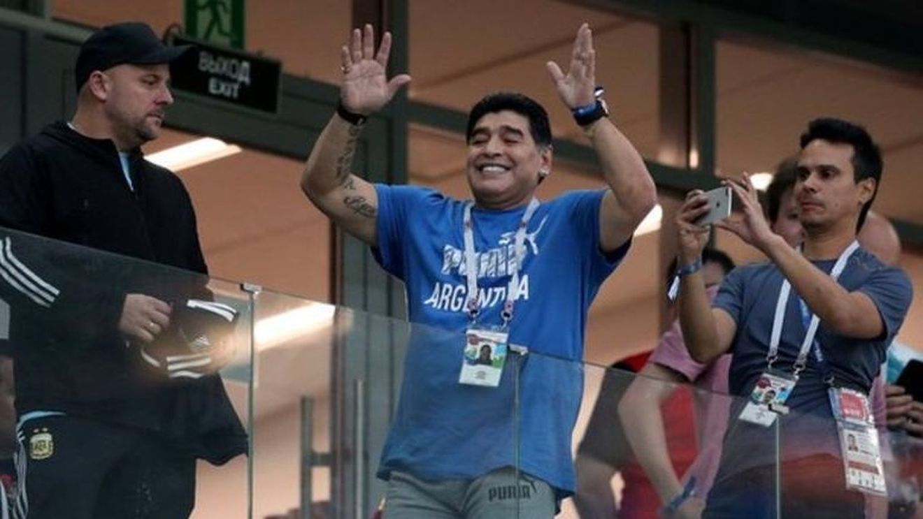  Diego Maradona, cărat pe brațe și dus la spital după victoria care a calificat Argentina în optimile Mondialului! Medicii i-au verificat imediat pulsul | FOTO & VIDEO