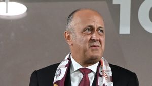 Dan Şucu a transferat doi fotbalişti pe loc! Un internațional camerunez şi unul islandez au semnat