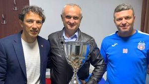 Apariție-surpriză la petrecerea Stelei! Fostul comandant al CSA, Mădălin Hîncu, a venit să se pozeze cu trofeul pentru promovarea în Liga 2! FOTO EXCLUSIV