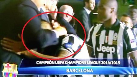 Cel mai ciudat moment de la festivitatea de premiere! VIDEO | Platini l-a făcut pe Vidal să se simtă penibil. Buffon, Pirlo, Tevez... dar nu și chilianul :)