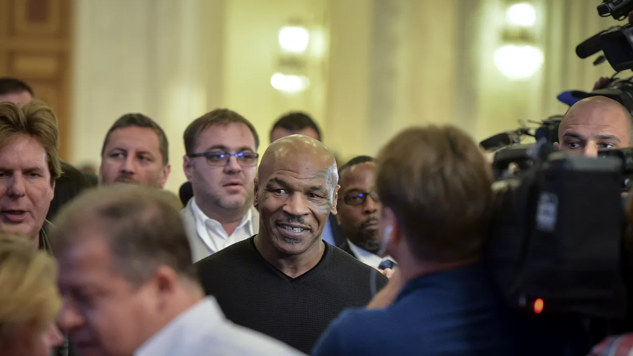 FOTO | Mike Tyson în Parlamentul României: 