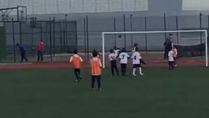 "Nimic nu e întâmplător!". De ce a făcut Cristiano Ronaldo "plecăciuni" în fața fiului său de numai 7 ani. Ronaldo jr., folha seca perfectă | VIDEO