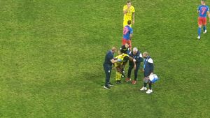 Accidentare șocantă în FCSB - Petrolul Ploiești! A ieșit în lacrimi, purtat pe brațe: imagini sfâșietoare cu fotbalistul, după contactul cu Olaru