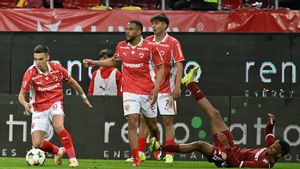 Dinamo l-a vândut pe o sumă bună, jucătorul s-a umplut de bani: salariu impresionant al fostului „câine” în campionatul interzis în Europa. EXCLUSIV