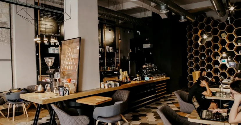 Bancul zilei. Un preot intră într-un restaurant. Fiule, balenă aveţi?