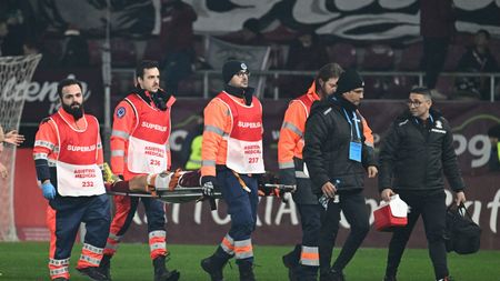 Accidentare dură a lui Hromada. A fost scos pe targă, imobilizat, în derby-ul Rapid - Universitatea Craiova