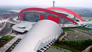 Vă vine să credeți? FOTO** Un fotbalist român face spectacol pe "bijuteria" asta de stadion! A costat doar 105 milioane â‚¬