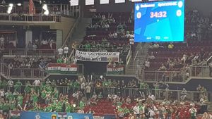 FOTO | Banner-ul afișat de fanii maghiari la Final Four-ul de la Budapesta: "1918: Bunica mea..." Forțele de ordine au intervenit imediat și au interzis mesajul