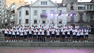 VIDEO | Poli Timișoara și-a prezentat lotul pentru noul sezon de Liga 2 în zona centrală a Timișoarei. Bogdan Andone spune că a fost ideea sa: ”Suporterii, conducerea şi echipa ar trebui să fie un tot unitar”