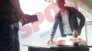 EXCLUSIV FOTO. Dimineață s-a antrenat cu echipa, la prânz a vândut bilete pentru Unicul Derby. Directorul general al "câinilor" a fost azi pe teren