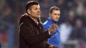 Sabău își laudă jucătorii pentru victoria cu Gaz Metan:** "Nu e normal ca Pustai să critice arbitrajul, ar trebui să își vadă de echipa lui"