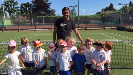 SPECIAL | Valentin Pușnava, cel mai cunoscut antrenor român de tenis în Marea Britanie: "Boateng și Hasselbaink se antrenează la clubul meu". Dezvăluirile fostului partener de antrenament al Simonei Halep  