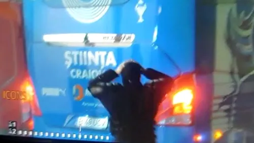 Accident de cascadorii râsului în parcarea din „Ștefan cel Mare”. „Dorel” de la volanul autocarului Universității Craiova a greșit manevra, înaintea meciului cu Dinamo | GALERIE FOTO