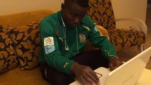 FOTO EXCLUSIV Fratele mai mic al lui Fai este de fapt mai mare. Impresarii susțin că are pașaport fals și 7 ani în plus. Dinamo îi face test de vârstă