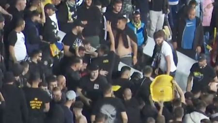 Incidente grave la Petrolul - FCSB! Fanii s-au luat la bătaie, iar un jandarm a fost rănit. De la ce a plecat totul | VIDEO
