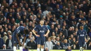 Fostul atacant din naționala Angliei nu l-a iertat pe Radu Drăgușin după prestația din Fulham - Tottenham 3-0: „Slab”
