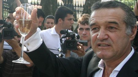 Jucătorii și antrenorii, chemați de Becali la Palat!** Patronul Stelei i-a întâmpinat cu șampanie și le-a dat vești bune înainte de Crăciun