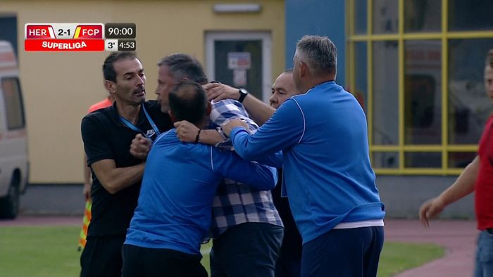 Arbitrul George Găman, aproape să fie bătut de un oficial al lui Hermannstadt! Team managerul sibienilor a cedat nervos și abia a fost oprit | FOTO & VIDEO