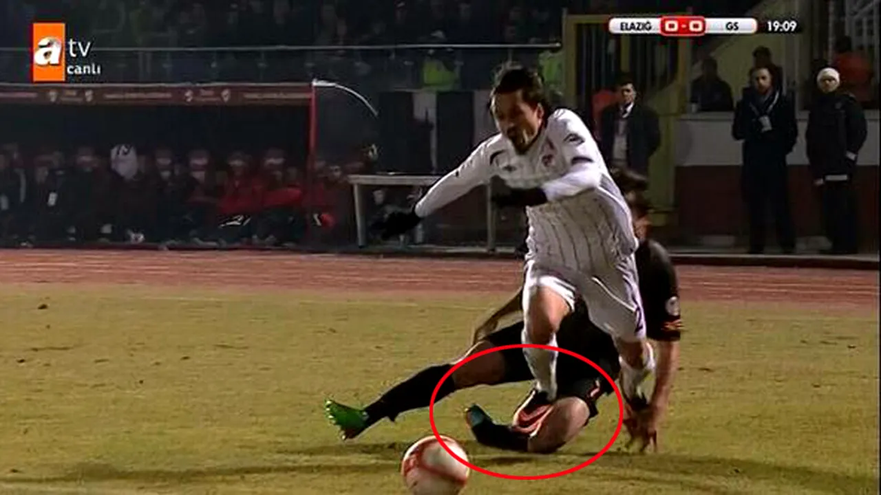 VIDEO - Accidentare înfiorătoare pentru un jucător al lui Galatasaray! Și-a rupt singur piciorul, iar arbitrul i-a acordat cartonașul galben