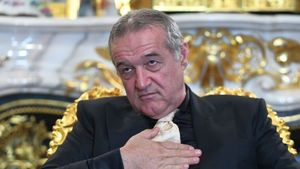 Gigi Becali, luat la rost: „E Olăroiu liber, de ce nu te duci la el?”. Cum decurg negocierile cu patronul de la FCSB: „A venit Dică: «Băi, patroane, să nu te prind că dai telefon»”