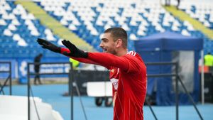 Fără scrupule! Dan Şucu i-a pus pe masă un contract uriaş şi fotbalistul nu mai vrea să se prezinte la reunirea lui Sepsi, dacă oferta Rapidului nu e acceptată