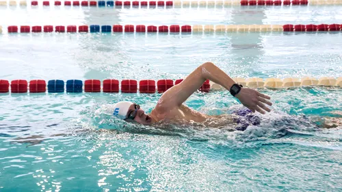 Povestea brașoveanului care a înotat 24 de ore în scopuri caritabile: 15.000 de calorii consumate, 56 de kilometri parcurși, la un pas de leșin din cauza hipotermiei. „Cum mă simt? Util”