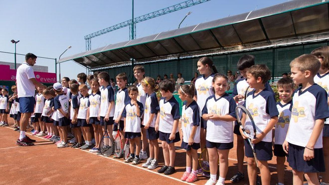 Hănescu nu a aruncat vorbe în vânt atunci când a spus că își donează primele de la Cupa Davis. Azi a împărțit copiilor primele echipamente sportive 