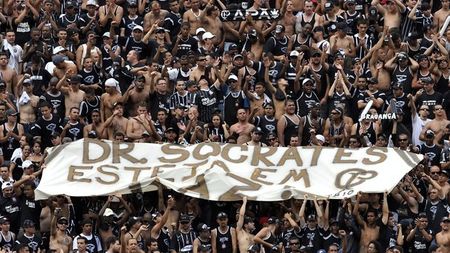 Cadou în memoria lui Socrates: ** Echipa pe care "Doctorul" a adorat-o a câștigat TITLUL la o zi de la decesul brazilianului!