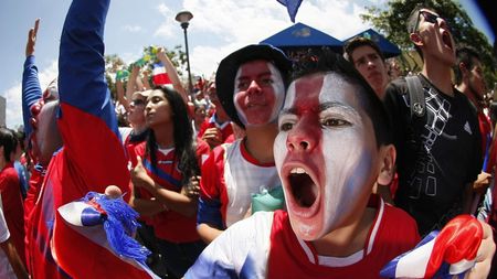 Costa Rica, țara fără armată, sărbătorește calificarea în optimi. Președintele se comportă ca un lider de galerie, locuitorii au vopsit până și copacii în roșu, alb și albastru