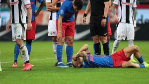 Fază controversată în FCSB - U Cluj. Szabolcs Kovacs a dat penalty pentru că Bîrligea a fost lovit de Simion cu mâna peste față