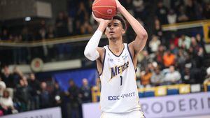 Noul „extraterestru” are 18 ani: „Dacă nu se accidentează va fi cel mai bun baschetbalist din istorie!”. Cine e Victor Wembanyama, puștiul francez care l-a uluit pe LeBron James și pentru care Michael Douglas a mers special la un meci | VIDEO