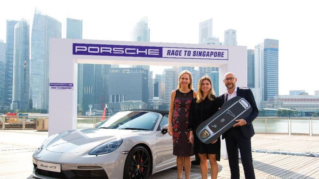 Simona Halep, prima fotografie cu bolidul primit la Singapore | FOTO