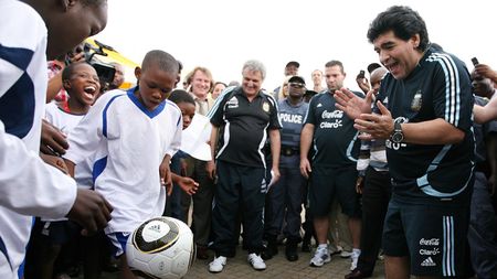 Cum pregătește Maradona participarea la Mondial? **"Dacă e nevoie, convoc și 150 de jucători"