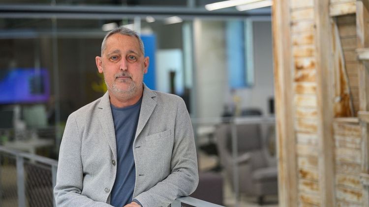 „Adevărul este că medicii nu au o explicație pentru cazul meu”. Povestea bărbatului care a făcut deja 136 de ședințe de chimioterapie