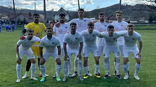 Echipa din Liga 3 care și-a pus jucătorii să se antreneze la 6:30 a ieșit din nou în evidență. S-a retras de pe teren după ce a primit gol și arată cu degetul către arbitru: ”Nu știa ce este de făcut, i s-a strigat din tribună”