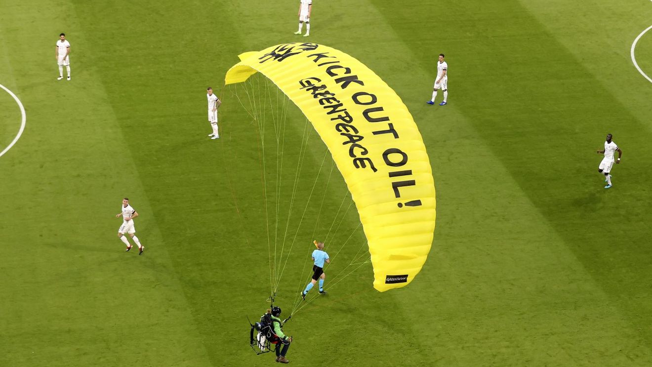 Activistul Greenpeace, la un pas să fie împușcat la meciul Franța - Germania 1-0. „Lunetiștii îl aveau în vizor. Ar fi plătit cu viața!”