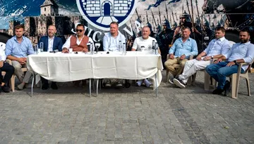Prea mergeau bine lucrurile, trebuia schimbat ceva. Cetatea Suceava l-a înlăturat pe omul care a înființat clubul și a angajat ”ținta ironiilor” fanilor. Ciprian Anton chiar știe cum e perceput: ”Nu mă voi ocupa de administrarea fondurilor”