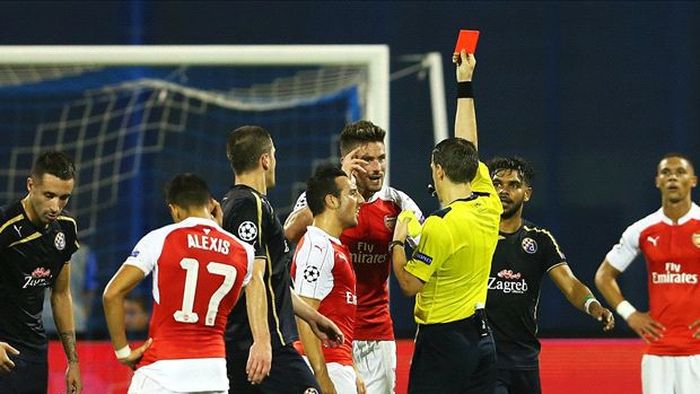 Hațegan, ai grijă! Trei vedete de la Arsenal au fost "cavaleri ai fluierului" pentru o zi