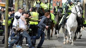 VIDEO INCREDIBIL S-au luat la bătaie cu caii poliției! Fanii lui Newcastle au înnebunit după eșecul cu Sunderland