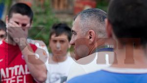 FOTO EXCLUSIV** Petre Grigoraș, „sechestrat" de fani!