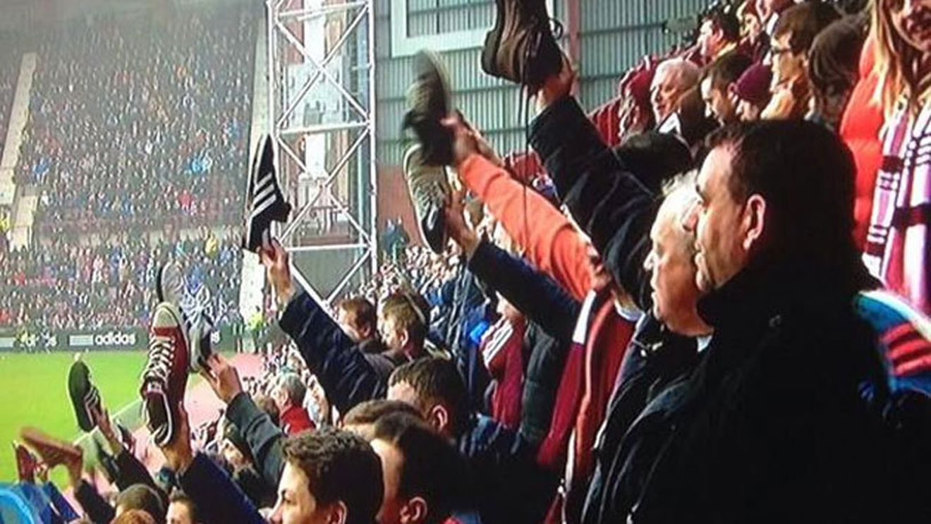 Cea mai originală dovadă de atașament vine din Scoția: "Jos pantofii dacă iubiți Hearts"