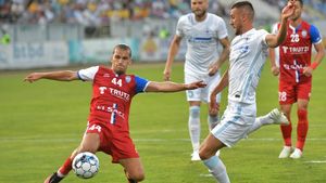 Conflict între un fotbalist şi patronul echipei din Superliga cu care e sub contract! Acuzații grave: „Fiul antrenorului avea mai multe minute decât mine!”