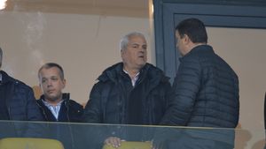 Înapoi, la fotbalul de Partid, de Stat și cu epoleți. Pe când iar bătăi între gradați, în tribune?