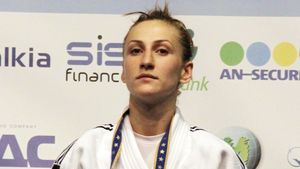 Judoka Monica Ungureanu bate tot. Dublă medaliată în acest an, craioveanca poate fi surpriza României la Rio 2016. Alina Dumitru: "Are toate calitățile pentru a urca pe podiumul olimpic"