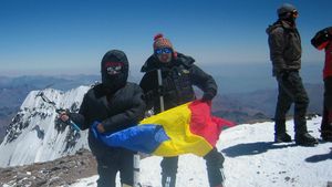 Performanță specială: Ciprian Pătrașcu a cucerit Vârful Vinson, cel mai înalt din Antarctica