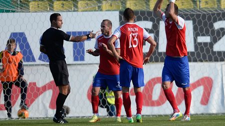 "Le vom comanda jucătorilor șorturi cu buzunare". Conducătorii Oțelului amenință cu scoaterea echipei de pe teren dacă vor continua arbitrajele defavorabile 
